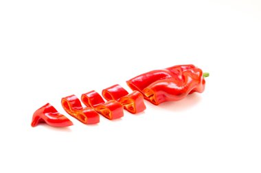 beyaz arkaplanda kırmızı biber.