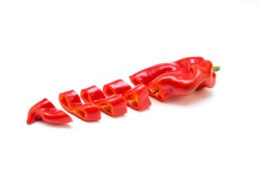 beyaz arkaplanda kırmızı biber.