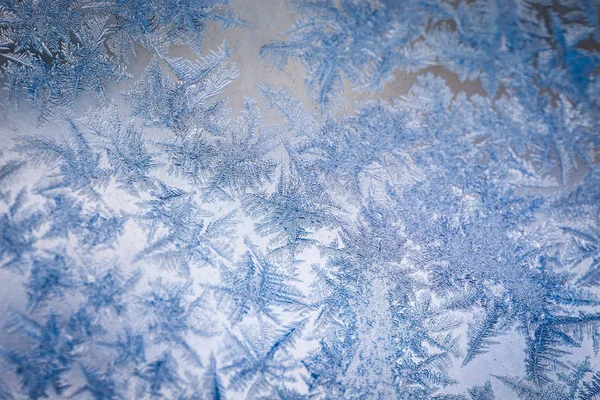 冰冻的窗户上的冬天结冰的图案 用于插入文本的背景 新年主题 图库图片