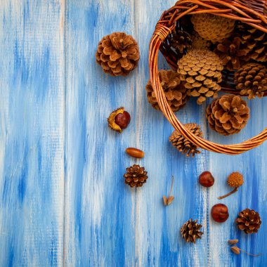 Mavi bir arka plan üzerinde kahverengi külah. Yeni yıl, yılbaşı ve sonbahar arka plan. Doğal ülke stil. Minimalizm