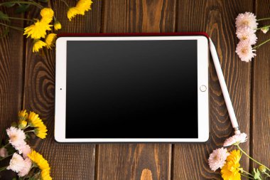 Odunsu bir arka plan üzerinde tablet. Kayıt ve çizim için Düzen