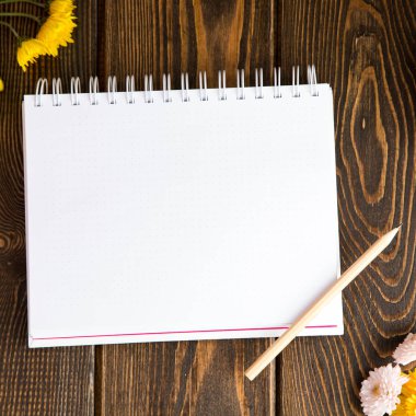 Sonbahar parlak arka plan. Yazıt için Not defteri. Çiçek, yaprak ve meyve kahverengi ahşap arka plan üzerinde. Sonbaharda tatiller ve Şükran günü için arka plan.