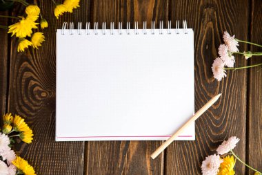 Sonbahar parlak arka plan. Yazıt için Not defteri. Çiçek, yaprak ve meyve kahverengi ahşap arka plan üzerinde. Sonbaharda tatiller ve Şükran günü için arka plan.