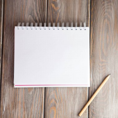 ahşap arka plan üzerinde not defteri. Metin ve resim eklemek için Düzen