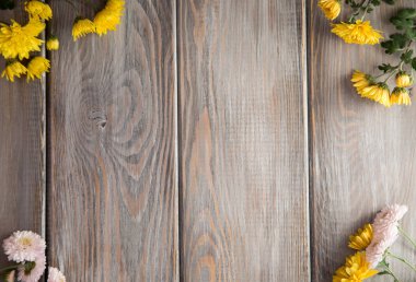 Sonbahar arka plan. Kahverengi ahşap arka plan üzerinde çiçekler. Yazıt için bir yer. Sonbaharda tatiller ve Şükran günü için arka plan.