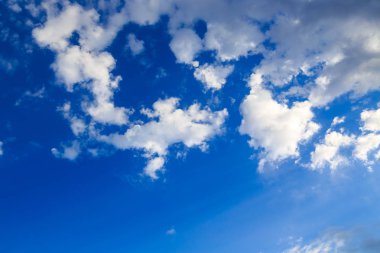 Mavi gökyüzü beyaz cumulus bulutları ile. Doğal arka plan.