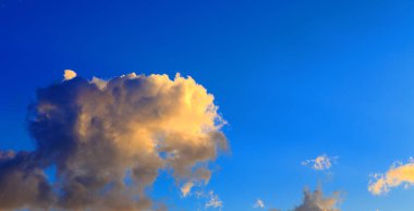Mavi gökyüzü beyaz cumulus bulutları ile. Doğal arka plan.