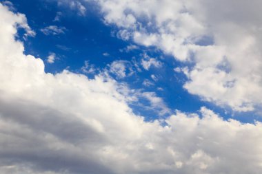 Mavi gökyüzü beyaz cumulus bulutları ile. Doğal arka plan.