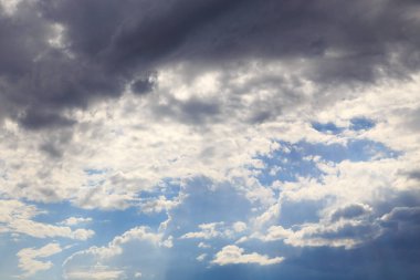 Mavi gökyüzü beyaz cumulus bulutları ile. Doğal arka plan.