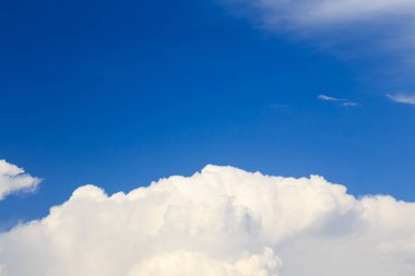 Mavi gökyüzü beyaz cumulus bulutları ile. Doğal arka plan.