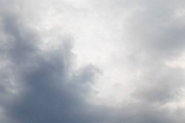 Bulutlu yağmurlu yaz günü. Yağmur bulutları görünür kısmına mavi gökyüzü ve güneş ışınlarının. Yaz arka plan.