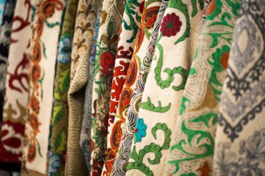 Geleneksel oryantal bir süsleme ile renkli bir kumaş bir closeup görünümünü. El yapımı, geleneksel bez ve nakış. Parlak güzel renkler. Geleneksel oryantal arka plan.