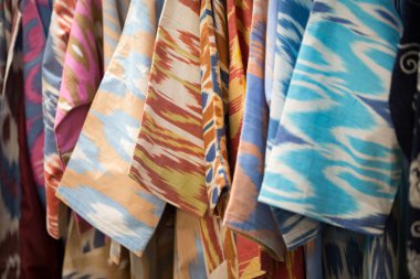 Geleneksel oryantal bir süsleme ile renkli bir kumaş bir closeup görünümünü. El yapımı, geleneksel bez ve nakış. Parlak güzel renkler. Geleneksel oryantal arka plan.