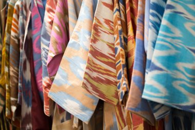 Geleneksel oryantal bir süsleme ile renkli bir kumaş bir closeup görünümünü. El yapımı, geleneksel bez ve nakış. Parlak güzel renkler. Geleneksel oryantal arka plan.