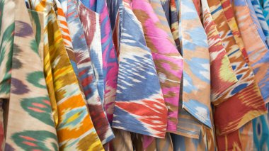 Geleneksel oryantal bir süsleme ile renkli bir kumaş bir closeup görünümünü. El yapımı, geleneksel bez ve nakış. Parlak güzel renkler. Geleneksel oryantal arka plan.