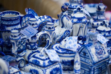 Yemekler ve Hatıra Eşyası Rus geleneksel tarzı ile adil. Geleneksel renkleri mavi ve beyaz. Gzhel - Rus halk el sanatları seramik ve porselen üretimi. Yakın çekim.