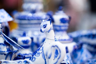 Yemekler ve Hatıra Eşyası Rus geleneksel tarzı ile adil. Geleneksel renkleri mavi ve beyaz. Gzhel - Rus halk el sanatları seramik ve porselen üretimi. Yakın çekim.