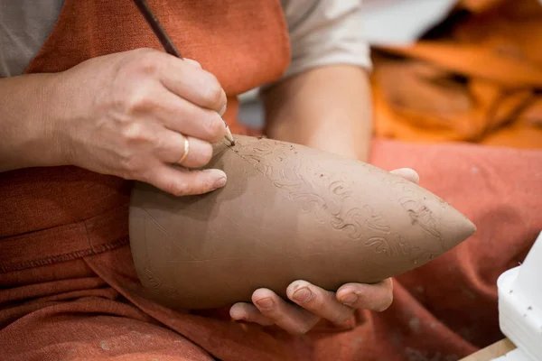 Warsztaty Ceramiczne Kapitan Stawia Otnament Niewypalone Gliniane Kufle Wieczkiem Zbliżenie — Zdjęcie stockowe