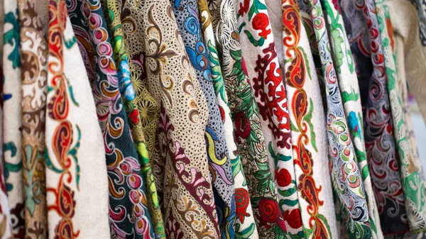 Geleneksel oryantal bir süsleme ile renkli bir kumaş bir closeup görünümünü. El yapımı, geleneksel bez ve nakış. Parlak güzel renkler. Geleneksel oryantal arka plan.