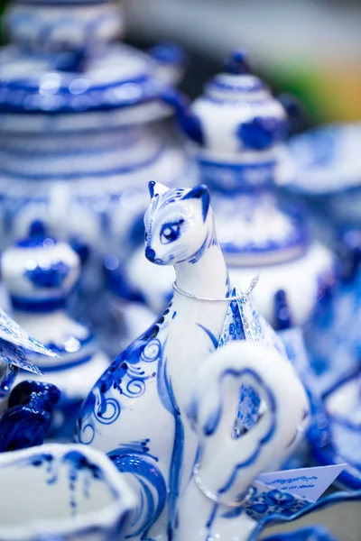 Yemekler ve Hatıra Eşyası Rus geleneksel tarzı ile adil. Geleneksel renkleri mavi ve beyaz. Gzhel - Rus halk el sanatları seramik ve porselen üretimi. Yakın çekim.