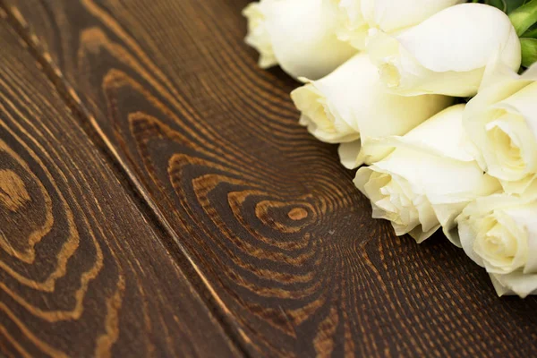 白いバラ 木製の背景に繊細なバラの花束 テキストを配置します 春休みのロマンチックな背景 — ストック写真