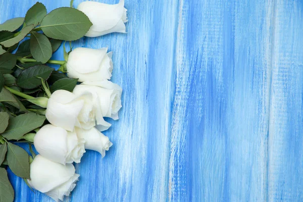 白いバラ 木製の青い背景の繊細なバラの花束 テキストを配置します 春休みのロマンチックな背景 — ストック写真