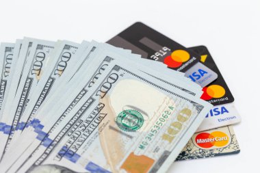 Bişkek, Kırgızistan - 17 Şubat 2019: yüz dolar faturaları ve kredi kartı visa ve master card beyaz arka plan üzerinde.