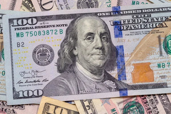 クローズ アップ 100 ドルを請求します ドル紙幣の背景 米ドル現金のお金 ベンジャミン フランクリンの肖像画 — ストック写真