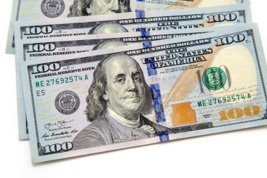 Yüz dolar faturaları bir bohça gibi bir fan ortaya koydu. Beyaz bir arka plan üzerinde. Dolarlarına arka plan. Amerikan Doları nakit para. Yüz dolar.