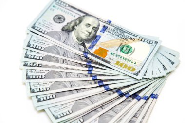 Yüz dolar faturaları bir bohça gibi bir fan ortaya koydu. Beyaz bir arka plan üzerinde. Dolarlarına arka plan. Amerikan Doları nakit para. Yüz dolar.