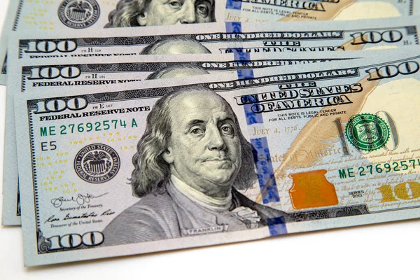 100 ドル札の束は ファンのようなレイアウト ドル紙幣の背景 米ドル現金のお金 百の木びき台 — ストック写真