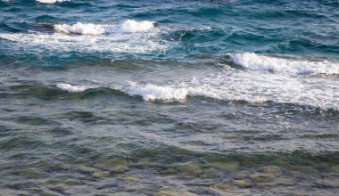 Okyanusun dalgaları. Güzel mavi deniz dalga fotoğrafı yakın çekim. Deniz ya da okyanus plaj tatil. Görüntü ve metin eklemek için arka plan. Turizm, seyahat.