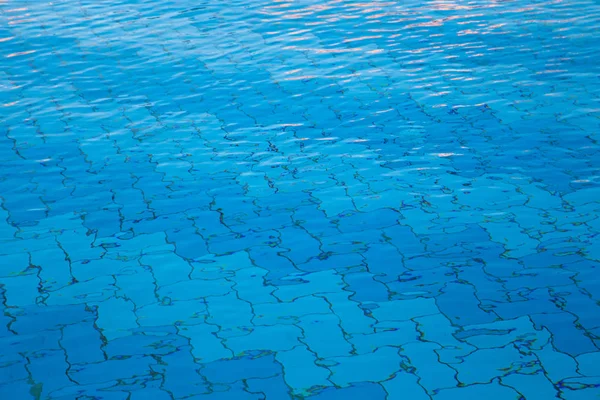 Acqua piscina modello texture sfondo. Sfondo per inserire immagini e testo. Fondo naturale con riflesso del sole — Foto Stock