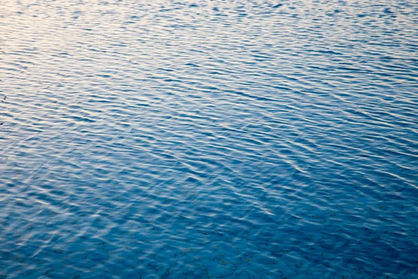 Wasser Schwimmbad Muster Textur Hintergrund. Hintergrund, um Bilder und Text einzufügen. natürlicher Hintergrund mit Sonnenreflex — Stockfoto