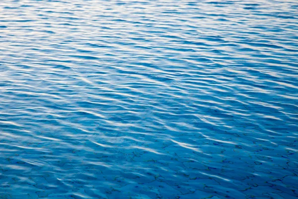 Acqua piscina modello texture sfondo. Sfondo per inserire immagini e testo. Fondo naturale con riflesso del sole — Foto Stock