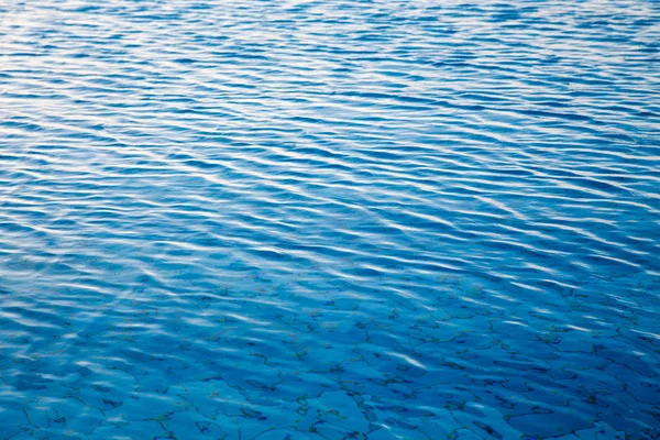 Wasser Schwimmbad Muster Textur Hintergrund. Hintergrund, um Bilder und Text einzufügen. natürlicher Hintergrund mit Sonnenreflex — Stockfoto