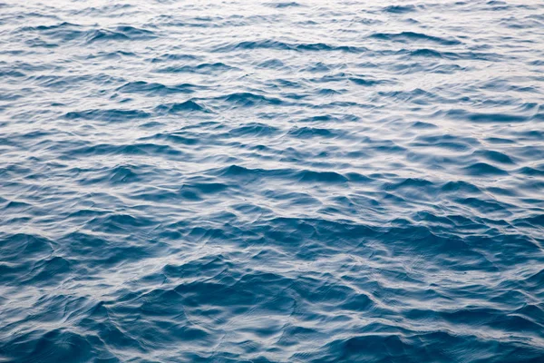 Blauw helder water. Mooie blauwe zee Golf foto close-up. Strandvakantie op zee of Oceaan. Achtergrond invoegen van afbeeldingen en tekst. Toerisme, reizen. — Stockfoto
