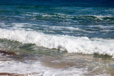 Okyanusun dalgaları. Güzel mavi deniz dalga fotoğrafı yakın çekim. Deniz ya da okyanus plaj tatil. Görüntü ve metin eklemek için arka plan. Turizm, seyahat.