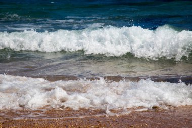 Okyanusun dalgaları. Güzel mavi deniz dalga fotoğrafı yakın çekim. Deniz ya da okyanus plaj tatil. Görüntü ve metin eklemek için arka plan. Turizm, seyahat.