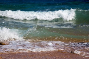 Okyanusun dalgaları. Güzel mavi deniz dalga fotoğrafı yakın çekim. Deniz ya da okyanus plaj tatil. Görüntü ve metin eklemek için arka plan. Turizm, seyahat.