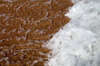 Güzel sahil kum ve su ile. mavi deniz dalga fotoğrafı yakın çekim. tatil deniz ya da okyanus. Görüntü ve metin eklemek için arka plan. Turizm, seyahat.