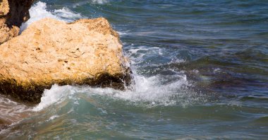 Güzel sahil kum ve su ile. mavi deniz dalga fotoğrafı yakın çekim. tatil deniz ya da okyanus. Görüntü ve metin eklemek için arka plan. Turizm, seyahat.