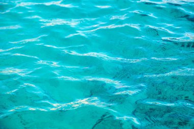 Mercan kayalığı masmavi suda görülür. Güzel mavi deniz dalga fotoğrafı yakın çekim. Deniz ya da okyanus plaj tatil. Görüntü ve metin eklemek için arka plan. Turizm, seyahat.