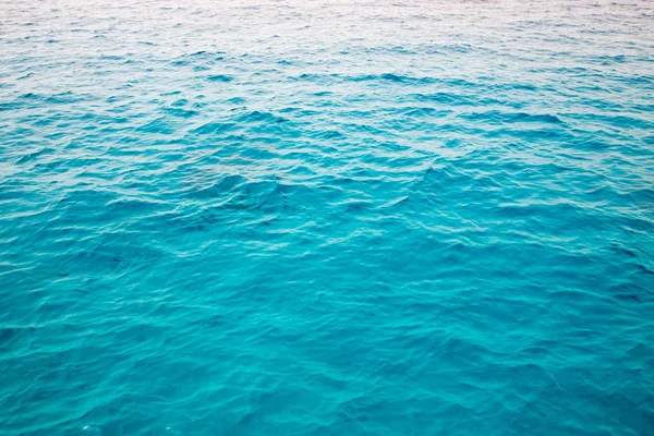 Agua azul clara. Hermosa fotografía de onda azul del mar de cerca. Vacaciones en la playa en el mar o el océano. Fondo para insertar imágenes y texto. Turismo, viajes . — Foto de Stock