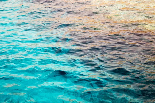 Blå klart vatten. Vackra blå havet våg fotografi närbild. Strandsemester på havet eller havet. Bakgrund att infoga bilder och text. Turism, resor. — Stockfoto