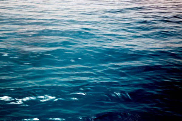 Água limpa azul. Bela fotografia azul onda do mar de perto. Férias na praia no mar ou no oceano. Fundo para inserir imagens e texto. Turismo, viagens . — Fotografia de Stock