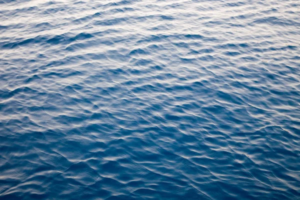 Blauw helder water. Mooie blauwe zee Golf foto close-up. Strandvakantie op zee of Oceaan. Achtergrond invoegen van afbeeldingen en tekst. Toerisme, reizen. — Stockfoto