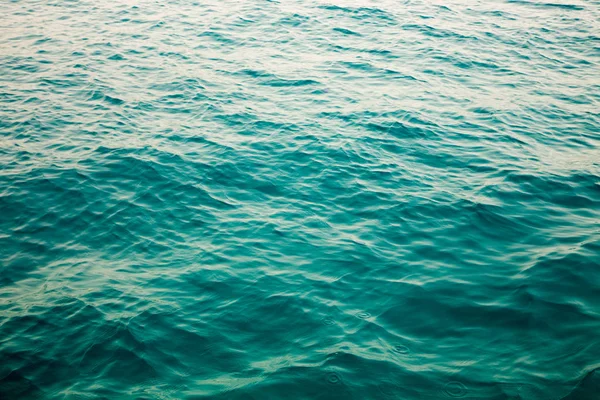Синяя чистая вода. Фотография синей морской волны крупным планом. Пляжный отдых в море или океане. Предыстория к изображениям и тексту. Туризм, путешествия . — стоковое фото