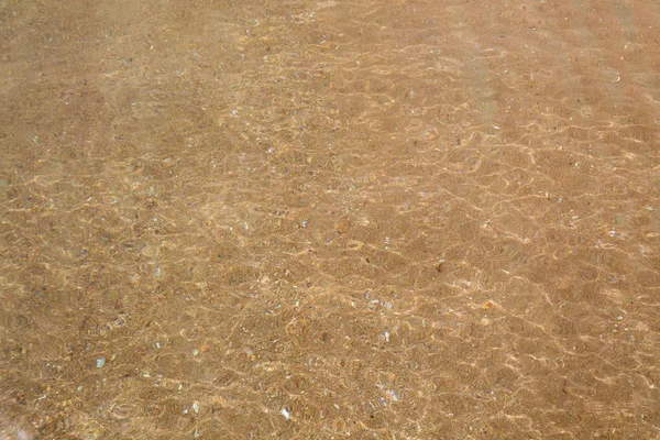 Genomskinligt havsvatten. Sandbotten. Bakgrund att infoga bilder och text. Turism, resor. — Stockfoto