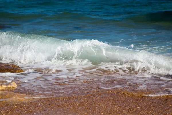 Olas en el océano. Hermosa fotografía de onda azul del mar de cerca. Vacaciones en la playa en el mar o el océano. Fondo para insertar imágenes y texto. Turismo, viajes . — Foto de Stock